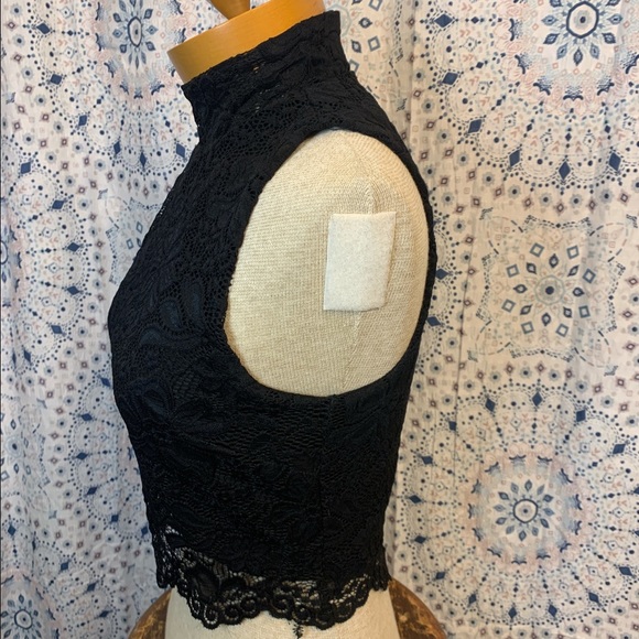 High neck top 🖤 - Picture 2 of 5